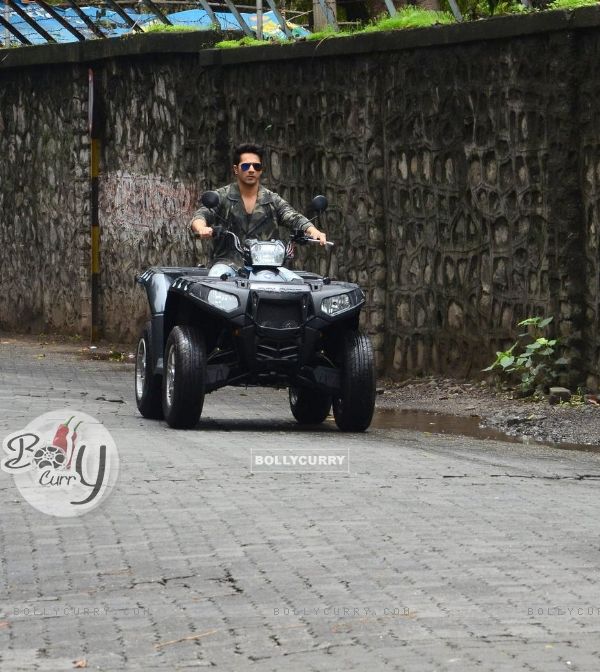 Flashy Entry by Varun Dhawan on Quad Bike at Launch of Song 'Jaaneman Aah' from Dishoom (411780)