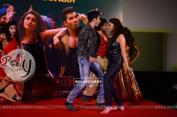 Dance Time for Varun Dhawan and Parineeti Chopra at Launch of Song 'Jaaneman Aah' from Dishoom (411785)