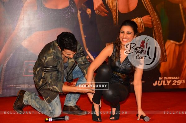 High Heels problem for Parineeti! -Varun Helps her out at Launch of Song 'Jaaneman Aah' from Dishoom