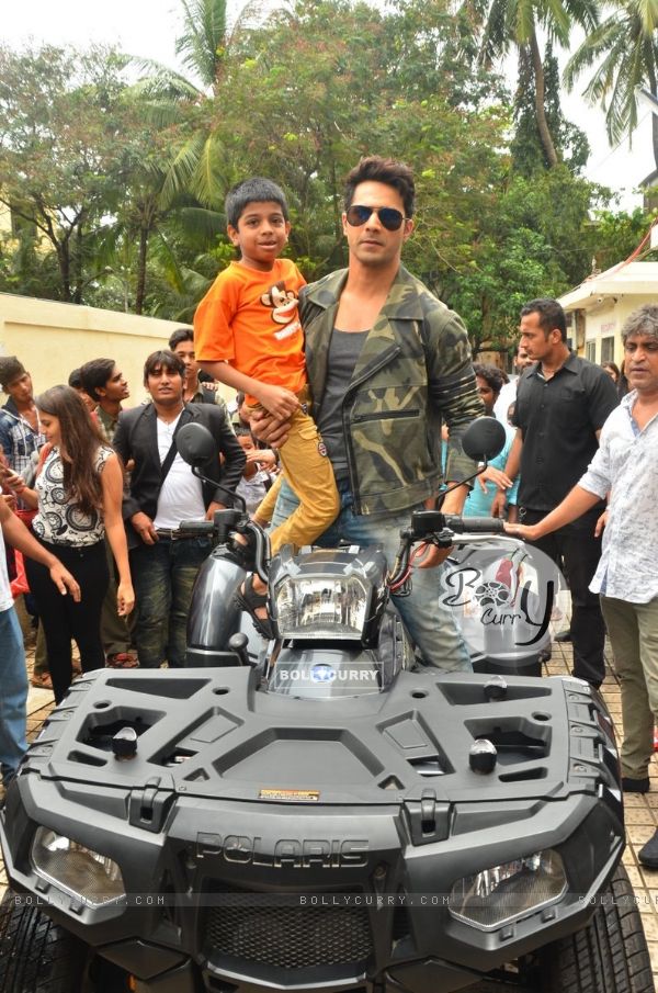 Varun Dhawan meets kids at Launch of Song 'Jaaneman Aah' from Dishoom (411812)