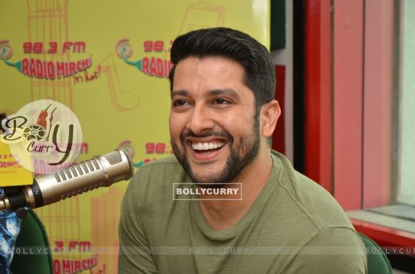 Aftab Shivdasani goes live on Radio Mirchi for Promotions of 'Great Grand Masti'