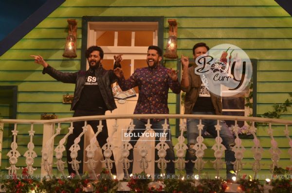 The 'Great Grand Masti' trio enters the arena on 'The Kapil Sharma Show' for promotions (411874)