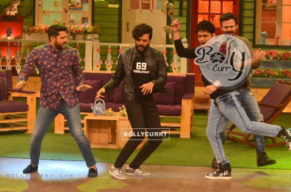 Aftab, Riteish and Vivek dances with Kapil on The Kapil Sharma Show - Great Grand Masti  Promotion (411875)