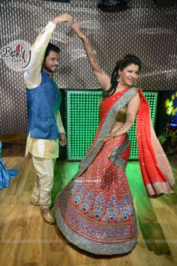 Sambhavna Seth dances with her fiance Avinash at her Mehendi Ceremony!