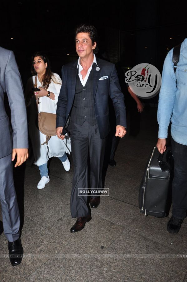 Shah Rukh Khan spotted on airport!