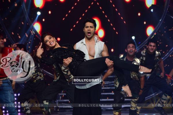 Varun Dhawan and Jacqueline Fernandes promotes Dishoom on So you think you can dance (412054)