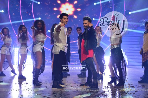 Varun Dhawan and Bosco Martis promotes Dishoom on So you think you can dance (412057)