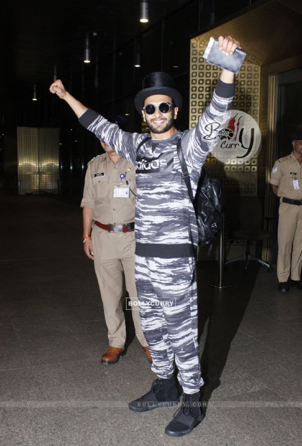 Ranveer Singh posing at airport!