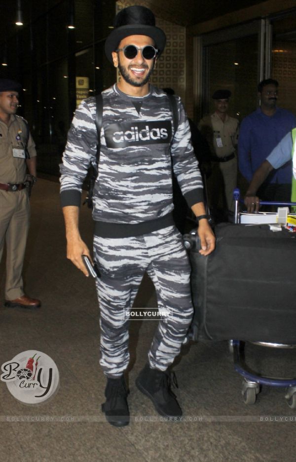 Ranveer Singh posing at airport!