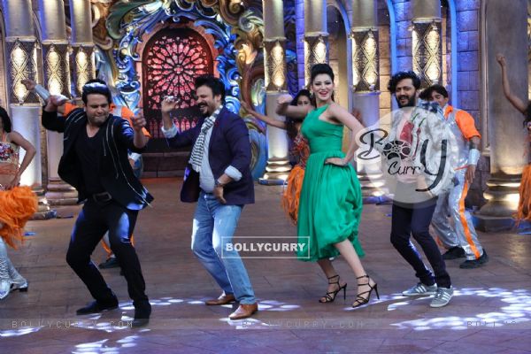 Krushna, Urvashi, Vivek and Riteish Promotes 'Great Grand Masti' on 'Comedy Nights Bachao' (412117)