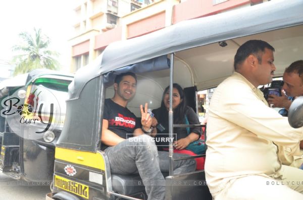 Varun Dhawan takes a rikshaw ride to promote 'Dishoom' (412550)