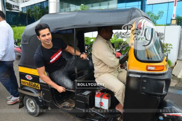 Varun Dhawan takes a rikshaw ride to promote 'Dishoom' (412551)