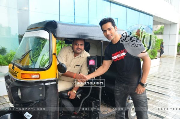 Varun Dhawan takes a rikshaw ride to promote 'Dishoom' (412552)
