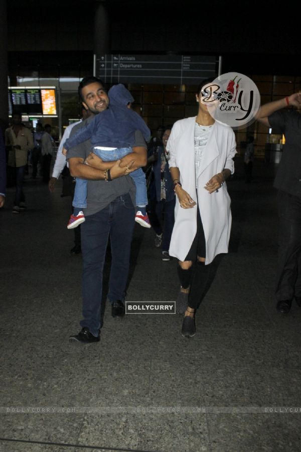 Raj Kundra and Shilpa Shetty with their kid spotted at airport