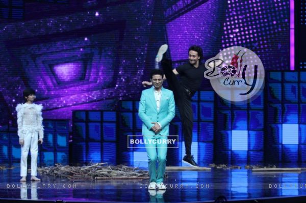Raghav Juyal and Tiger Shroff Promotes 'A Flying Jatt' on Dance + (412949)