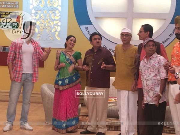 Superstar Varun Dhawan Promotes Dishoom on SAB TVs Taarak Mehta Ka Ooltah Chashma!