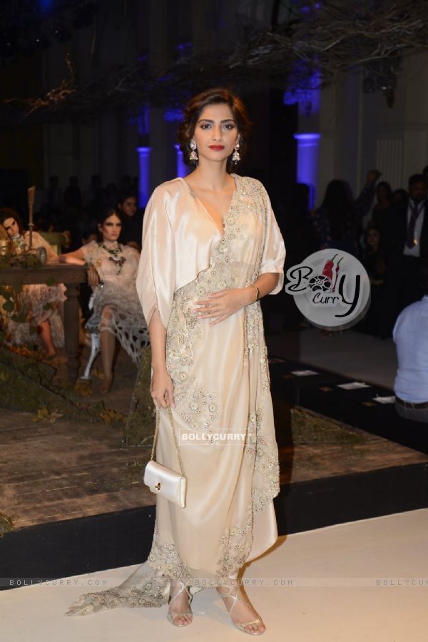 Sonam Kapoor Sizzles at Day 3 of FDCI India Couture Week