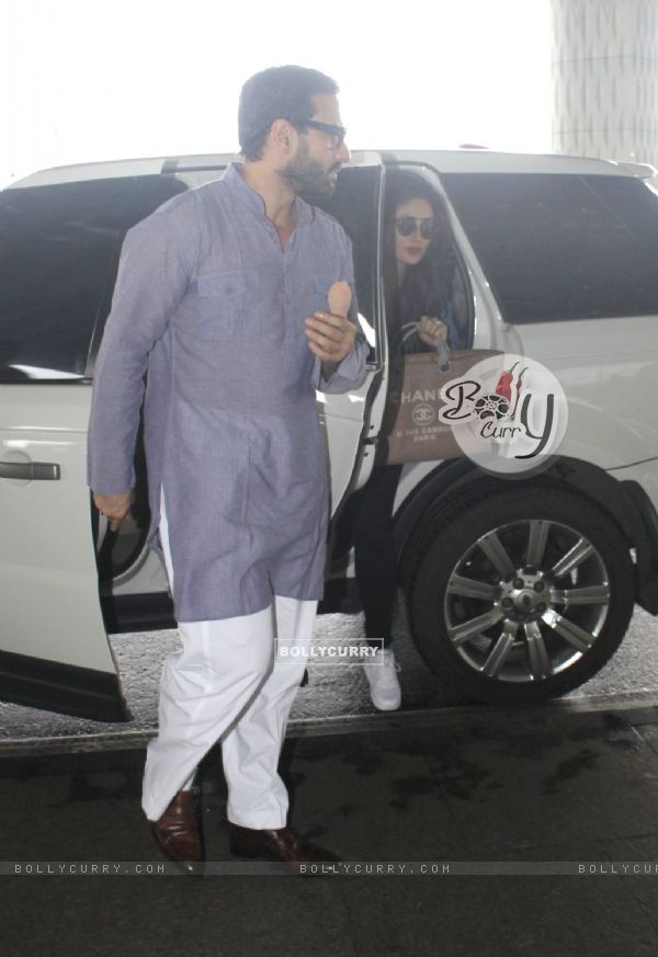 Saif Ali Khan and Kareena Kapoor snapped at airport!