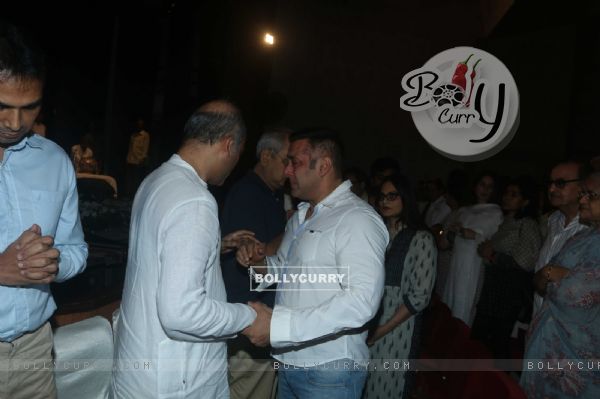 Salman Khan and Sooraj Barjatya at prayer meet of  Rajat Barjatya