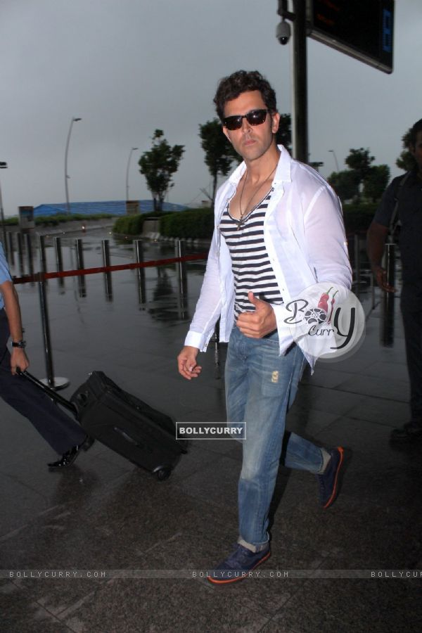 Hrithik Roshan snapped as they leave for Hyderabad