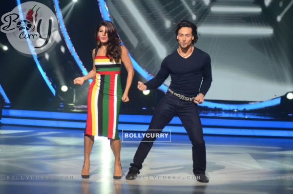 Tiger Shroff and Jacqueline Fernandes performs and Promotes 'A Flying Jatt' on Jhalak Dikhhla Jaa (414532)
