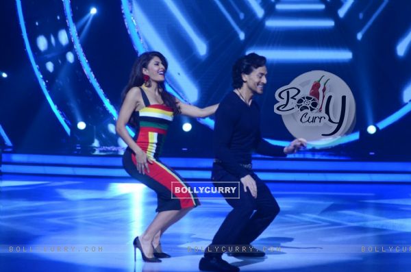 Tiger Shroff and Jacqueline Fernandes performs and Promotes 'A Flying Jatt' on Jhalak Dikhhla Jaa (414534)