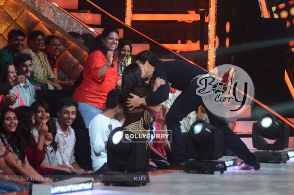 A fan kisses Tiger Shroff at Promotion of 'A Flying Jatt' on Jhalak Dikhhla Jaa (414611)