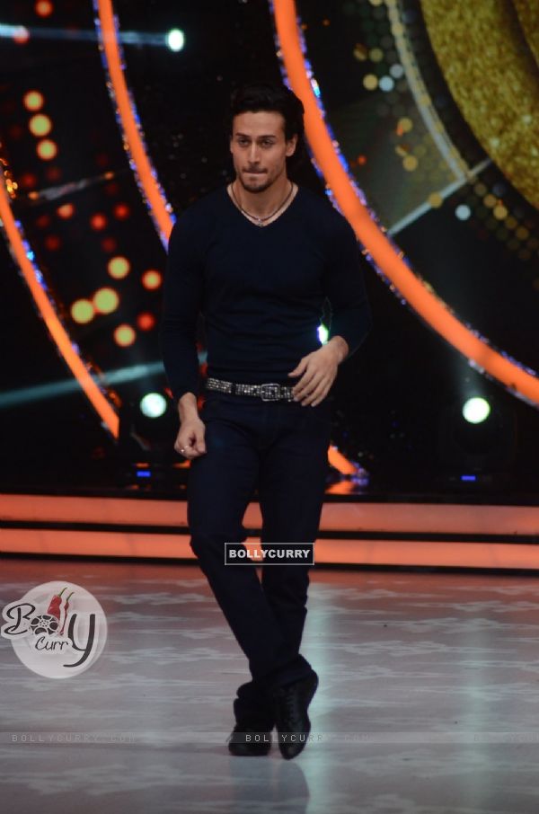 Tiger Shroff Promotes 'A Flying Jatt' on Jhalak Dikhhla Jaa