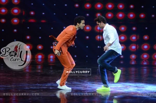 Raghav Juyal and Hrithik Roshan Promotes 'Mohenjo Daro' on sets of Dance plus 2 (414765)