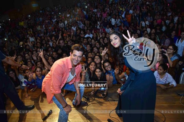 Hrithik Roshan and Pooja Hegde Promotes 'Mohenjo Daro' at Gargi college