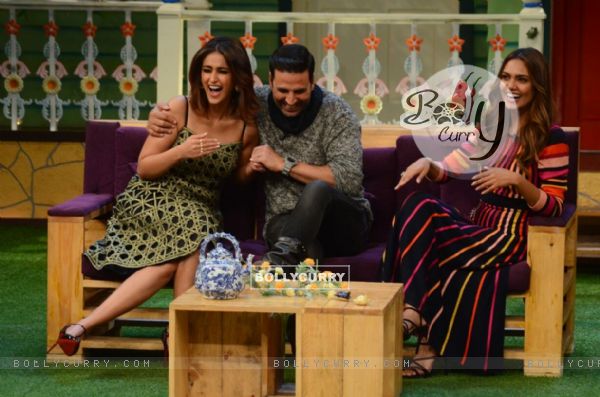 Akshay Kumar, Ileana D'Cruz and Esha Gupta Promotes 'Rustom' on The Kapil Sharma Show (414973)
