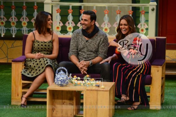 Akshay Kumar, Ileana D'Cruz and Esha Gupta Promotes 'Rustom' on The Kapil Sharma Show (414974)