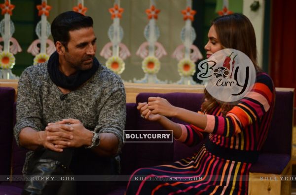 Akshay Kumar and Esha Gupta Promotes 'Rustom' on The Kapil Sharma Show