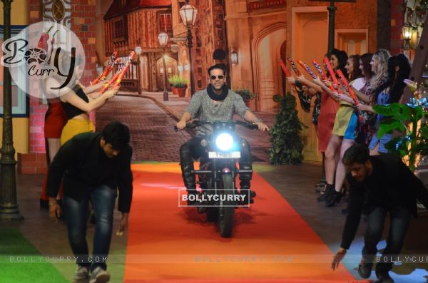 #Grand Entry: Akshay Kumar Promotes 'RUSTOM' at The Kapil Sharma Show (415012)