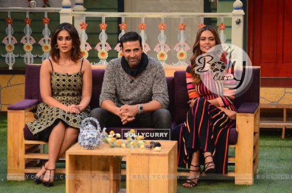 Akshay Kumar, Ileana D'cruz and Esha Gupta Promotes 'RUSTOM' at The Kapil Sharma Show (415019)
