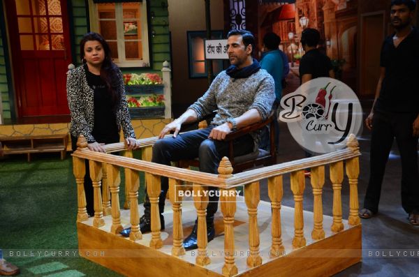 Akshay Kumar sits in 'Katghara' during Promotions of 'RUSTOM' at The Kapil Sharma Show