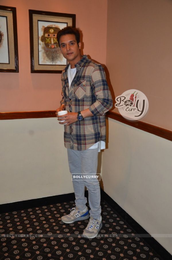 Jimmy Shergill poses for the shutterbugs while promoting Happy Bhag Jayegi! (415034)