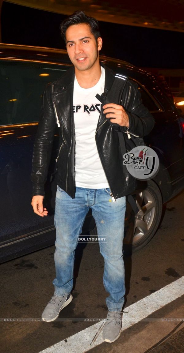 Varun Dhawan Snapped at Airport!