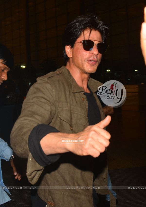 SRK snapped with family
