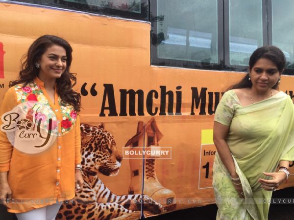 Juhi Chawla Mehta inaugurates the Mumbai Darshan Bus