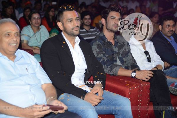 Mahendra Singh Dhoni and Sushant Singh Rajput at Trailer launch of movie 'MS Dhoni:The Untold Story' (415804)