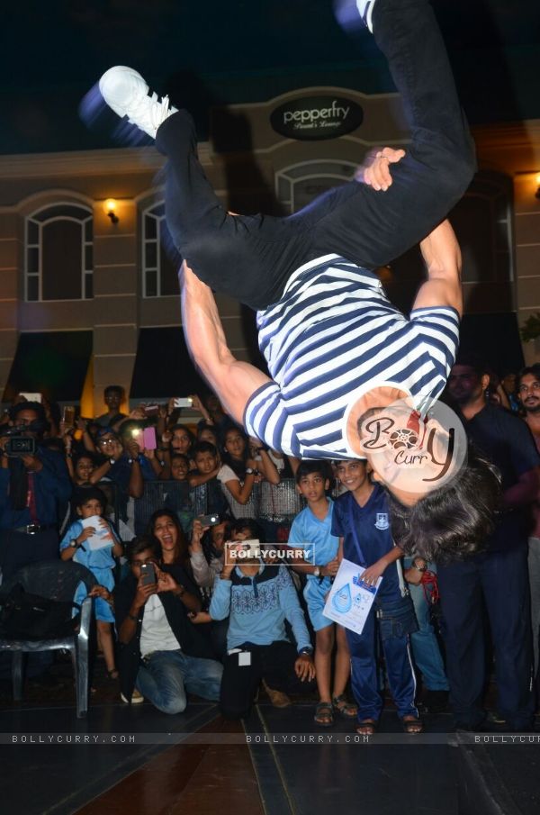 Tiger Shroff performs stunts and Promotes 'A Flying Jatt' at KidZania