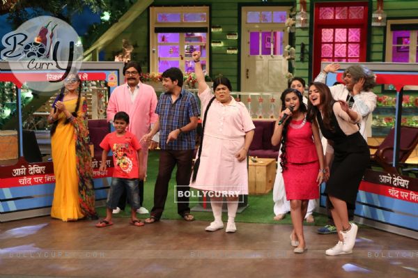 Sonakshi Singh along with Kapil's Show cast at Promoes 'Akira' On sets of The Kapil Sharma Show