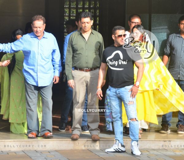 Salman Khan with Salim Khan at snapped at Arpita's house for Rakhi Celebration with Family