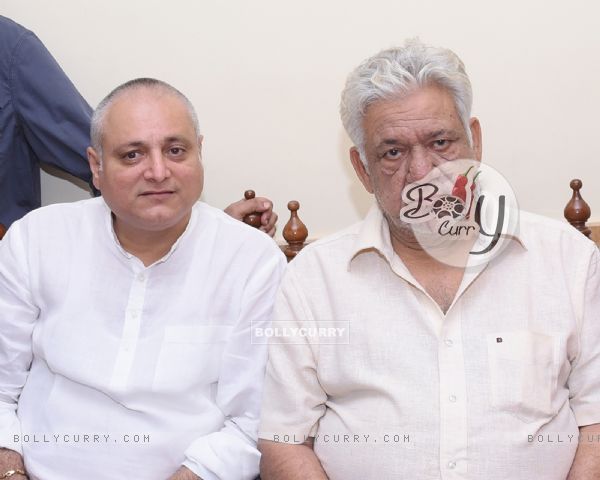 Om Puri and Manoj Joshi at CINTAA Meeting