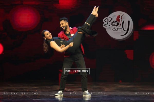 Punit J Pathak and Sonakshi Sinha performs dance at Promotion of 'Akira' on sets of Dance Plus (417013)