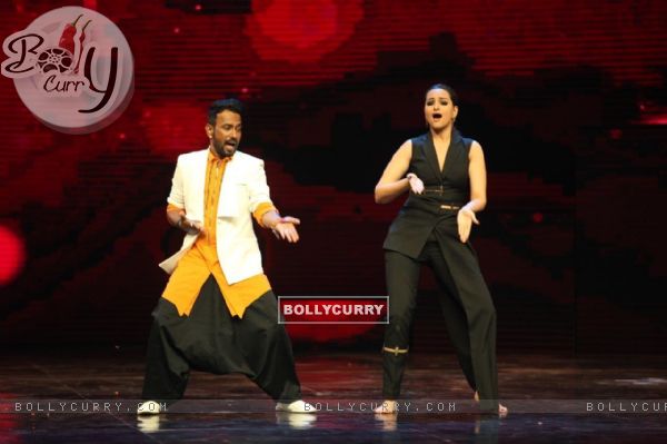 Sonakshi Sinha and Dharmesh Yelande performs dance at Promotion of 'Akira' on sets of Dance Plus (417018)