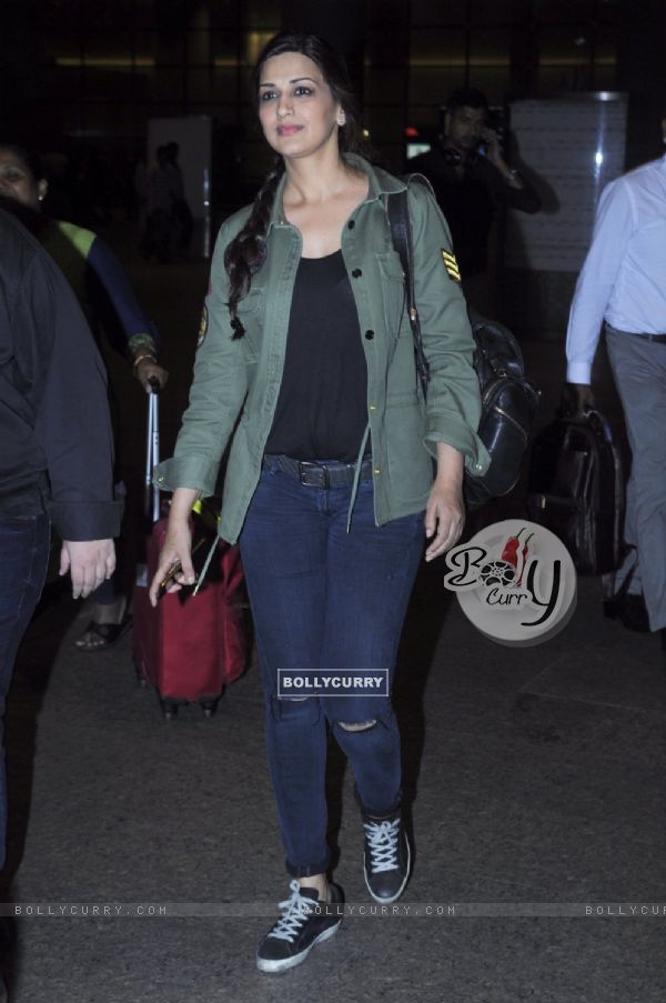 Sonali Bendre Snapped at Airport!