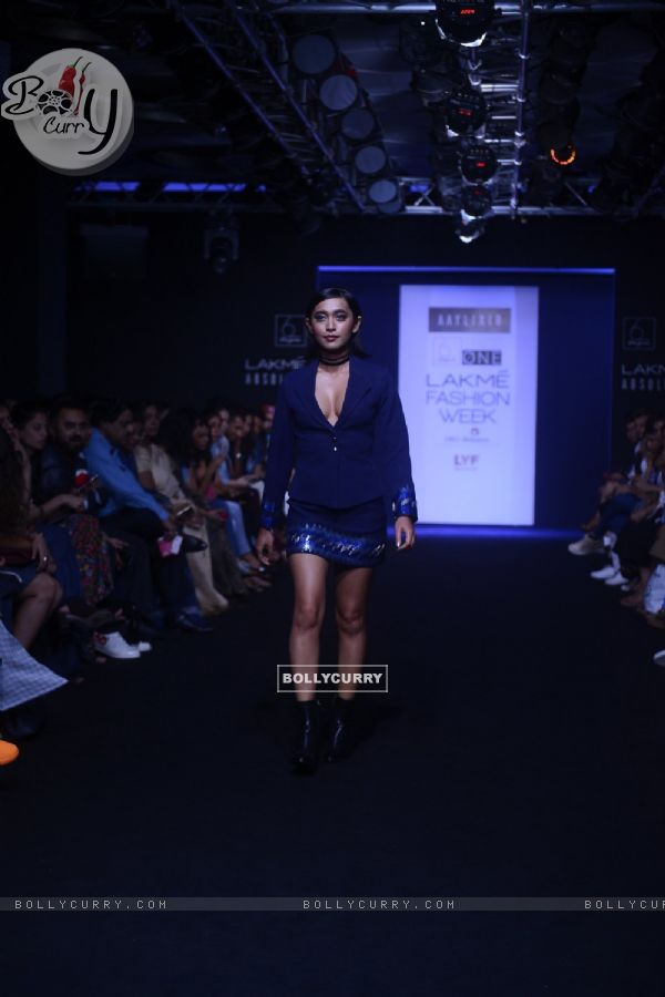 Day 4 - Sayani Gupta sizzles at Lakme Fashion Show 2016!