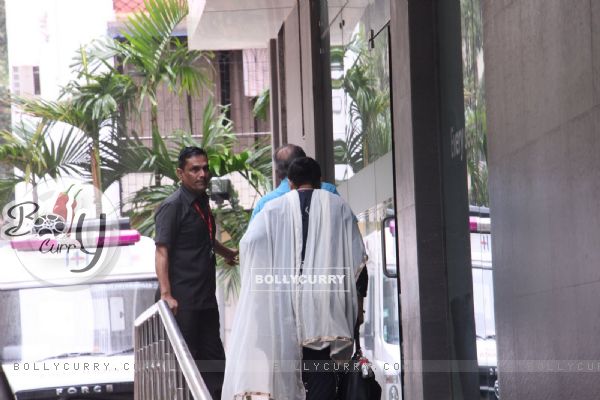 Pankaj Kapoor and Supriya Pathak snapped Outside Hinduja Hospital!